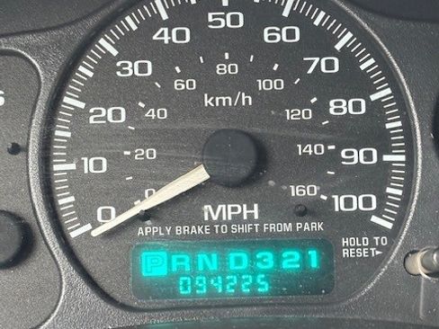 Used 2002 Chevrolet Avalanche 2500 w/ Convenience Pkg image 2