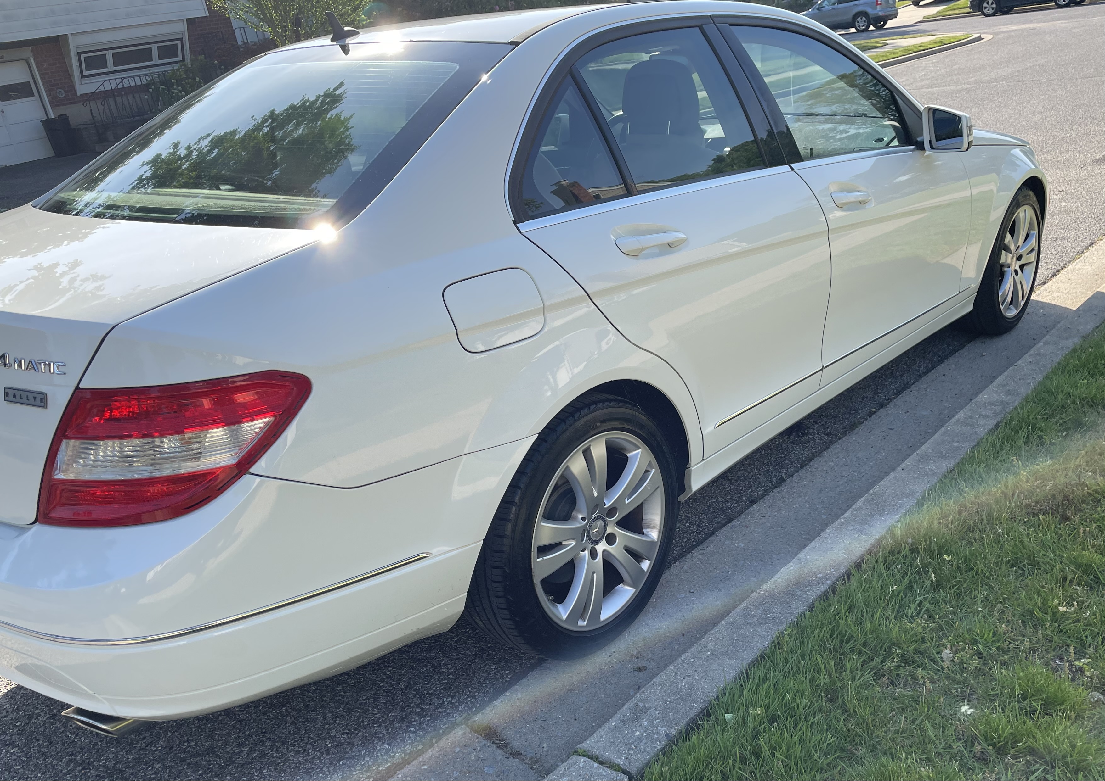 Used 2011 Mercedes-Benz C 300 4MATIC Sedan image 4