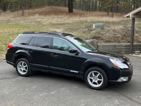 Used 2011 Subaru Outback 2.5i Premium image 2