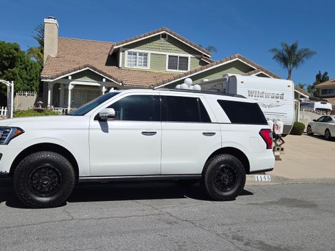 Used 2021 Ford Expedition Limited image 2