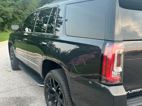 Used 2020 GMC Yukon SLT w/ Premium Edition AWD/4WD image 6