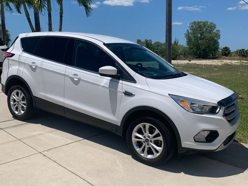 Used 2017 Ford Escape SE image 1