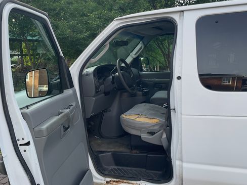 Used 2007 Ford E-350 and Econoline 350 XLT image 2