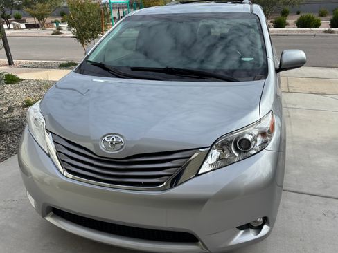 Used 2017 Toyota Sienna XLE Premium image 4