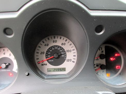 Used 2004 Nissan Frontier S/C AWD/4WD image 8