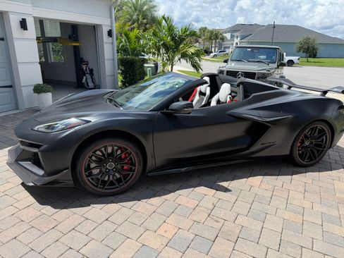 Used 2023 Chevrolet Corvette Z06 w/ Z07 Performance Package RWD image 1