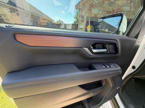 Used 2025 GMC Yukon XL Denali w/ Sun & Power Step Package AWD/4WD image 13