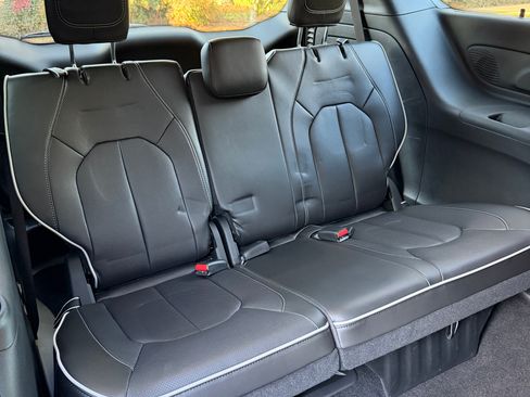 Used 2025 Chrysler Pacifica Premium image 15