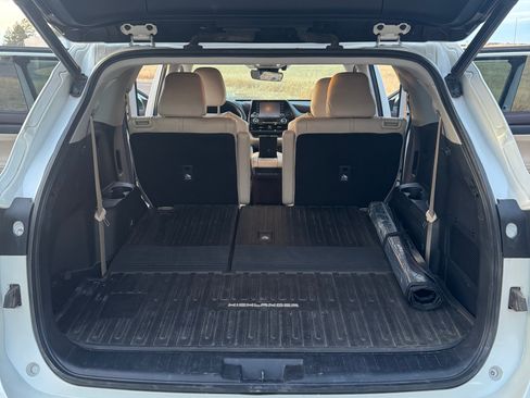 Used 2021 Toyota Highlander XLE image 10