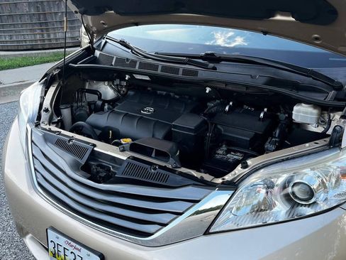 Used 2014 Toyota Sienna XLE image 9