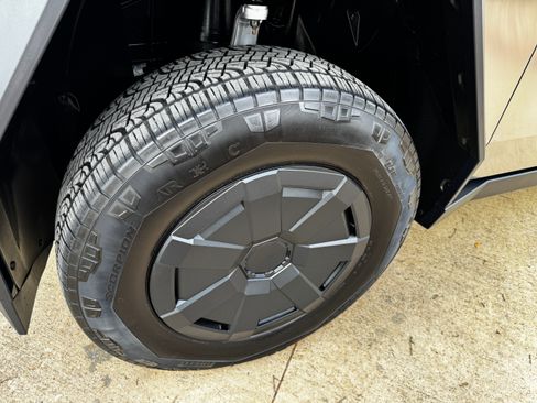 Used 2025 Tesla Cybertruck AWD Crew Cab image 31