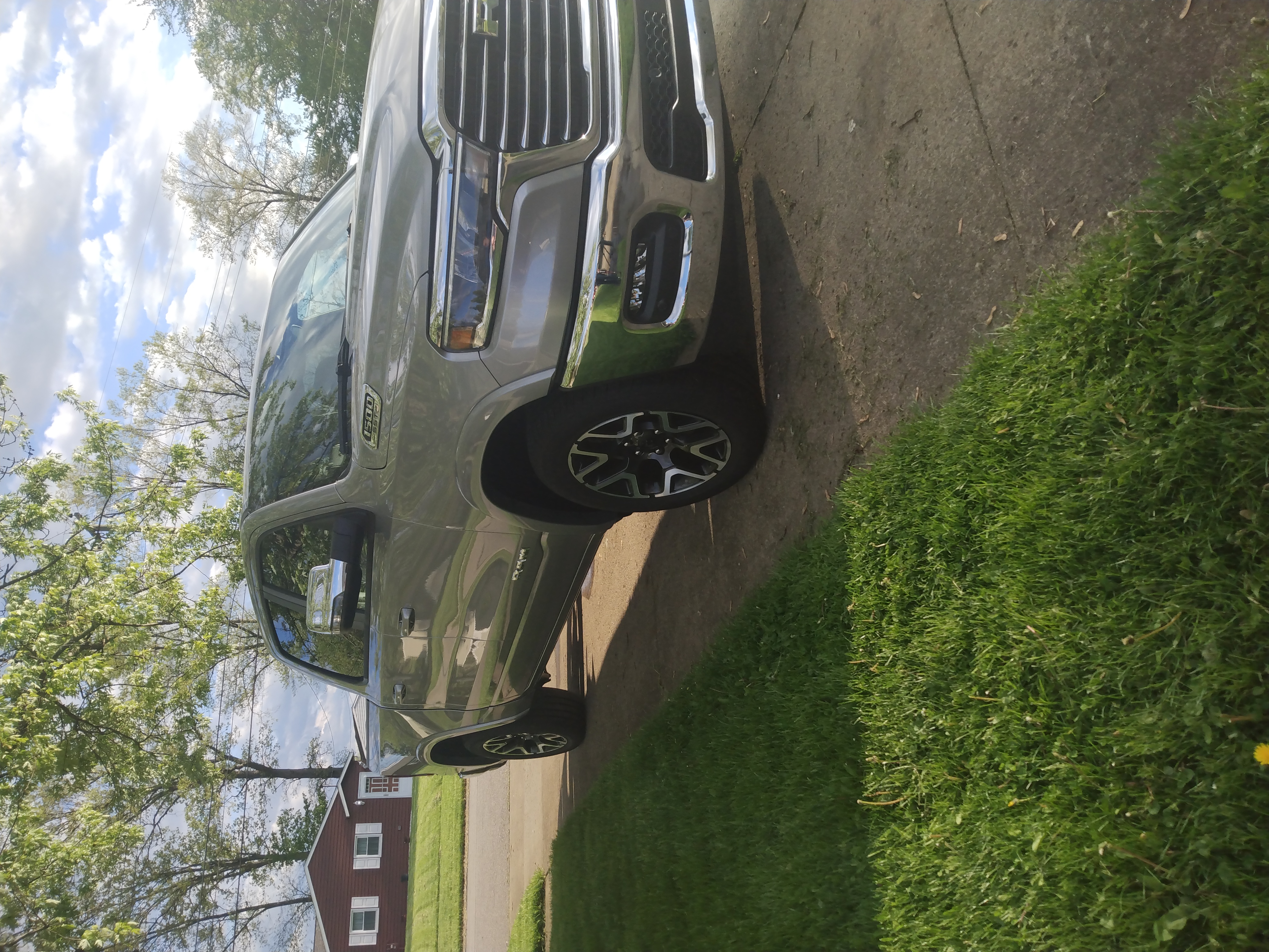 Used 2025 RAM 1500 Laramie AWD/4WD image 2