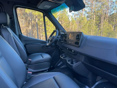 Used 2019 Mercedes-Benz Sprinter 2500 image 8