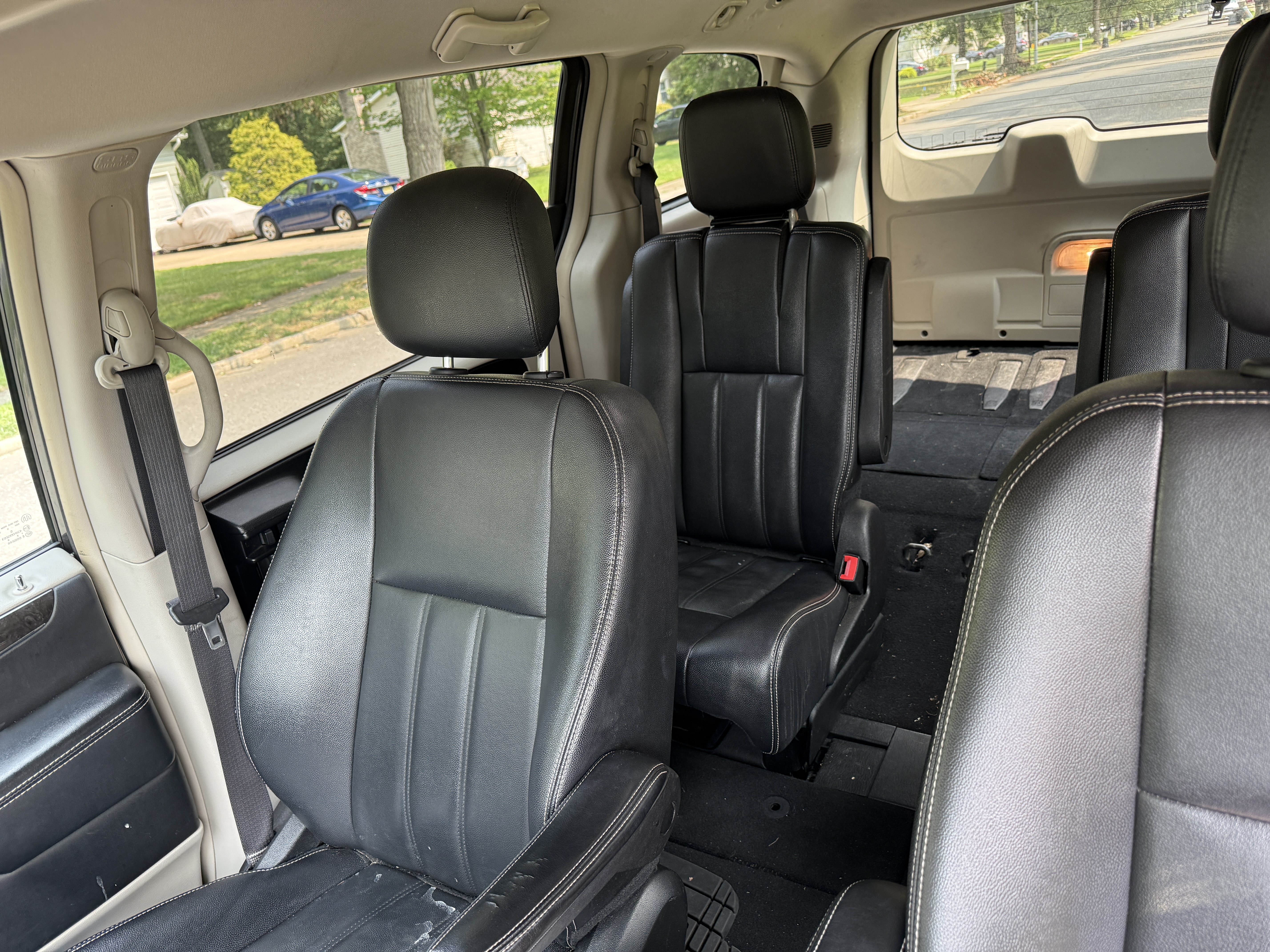 Used 2016 Chrysler Town & Country Touring FWD image 13