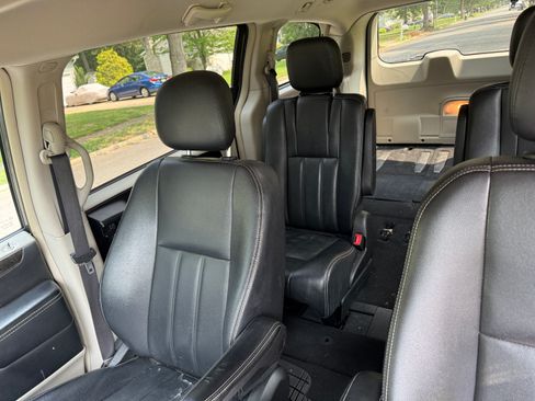 Used 2016 Chrysler Town & Country Touring FWD image 13