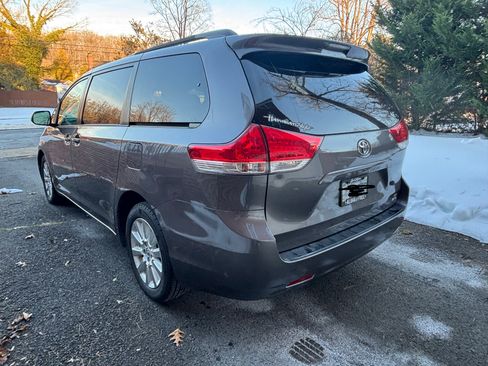 Used 2014 Toyota Sienna LE image 5
