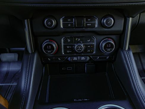 Used 2022 Chevrolet Suburban Z71 w/ Z71 Off-Road Package image 16