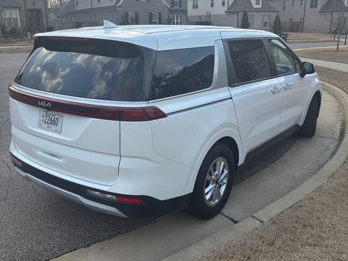 Used 2023 Kia Carnival LX image 4