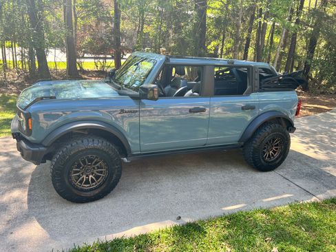 Used 2023 Ford Bronco Black Diamond image 2