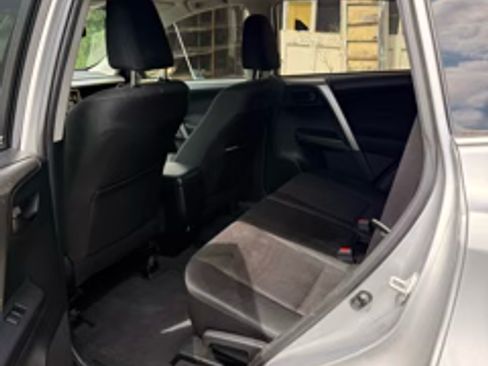 Used 2018 Toyota RAV4 LE w/ Carpet Mat Package AWD/4WD image 4