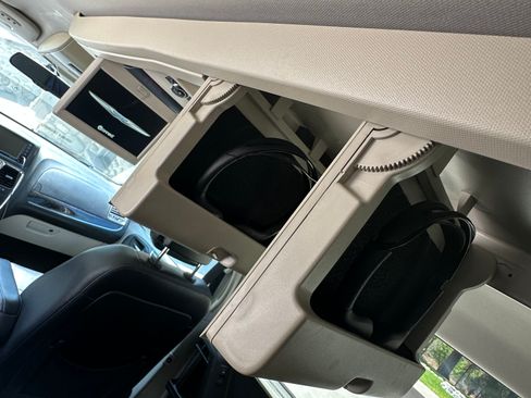 Used 2013 Chrysler Town & Country Touring FWD image 12