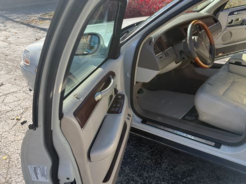 Used 2004 Lincoln Town Car Ultimate RWD image 14