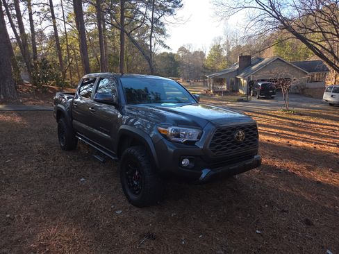 Used 2022 Toyota Tacoma TRD Off-Road w/ Technology Package image 9