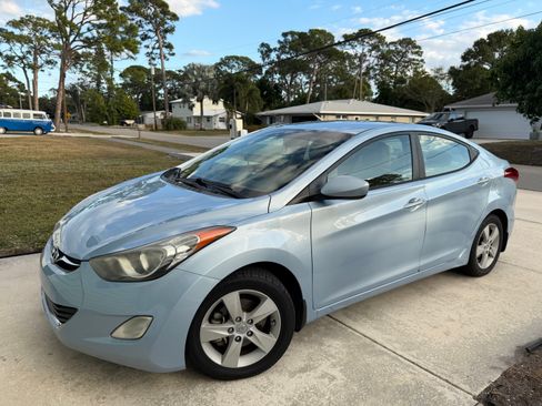 Used 2013 Hyundai Elantra GLS w/ Preferred Pkg image 2