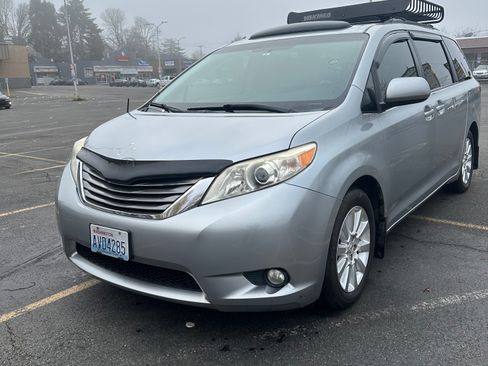 Used 2011 Toyota Sienna XLE image 18