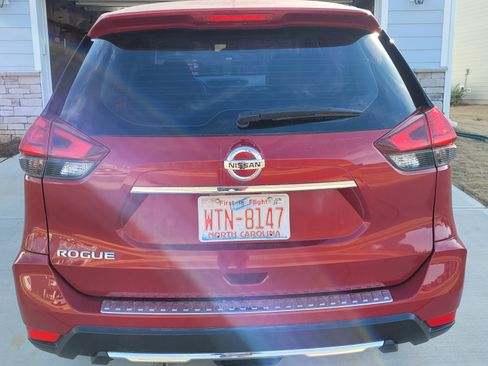 Used 2017 Nissan Rogue S image 6