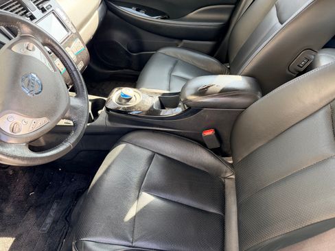 Used 2015 Nissan Leaf SL image 16