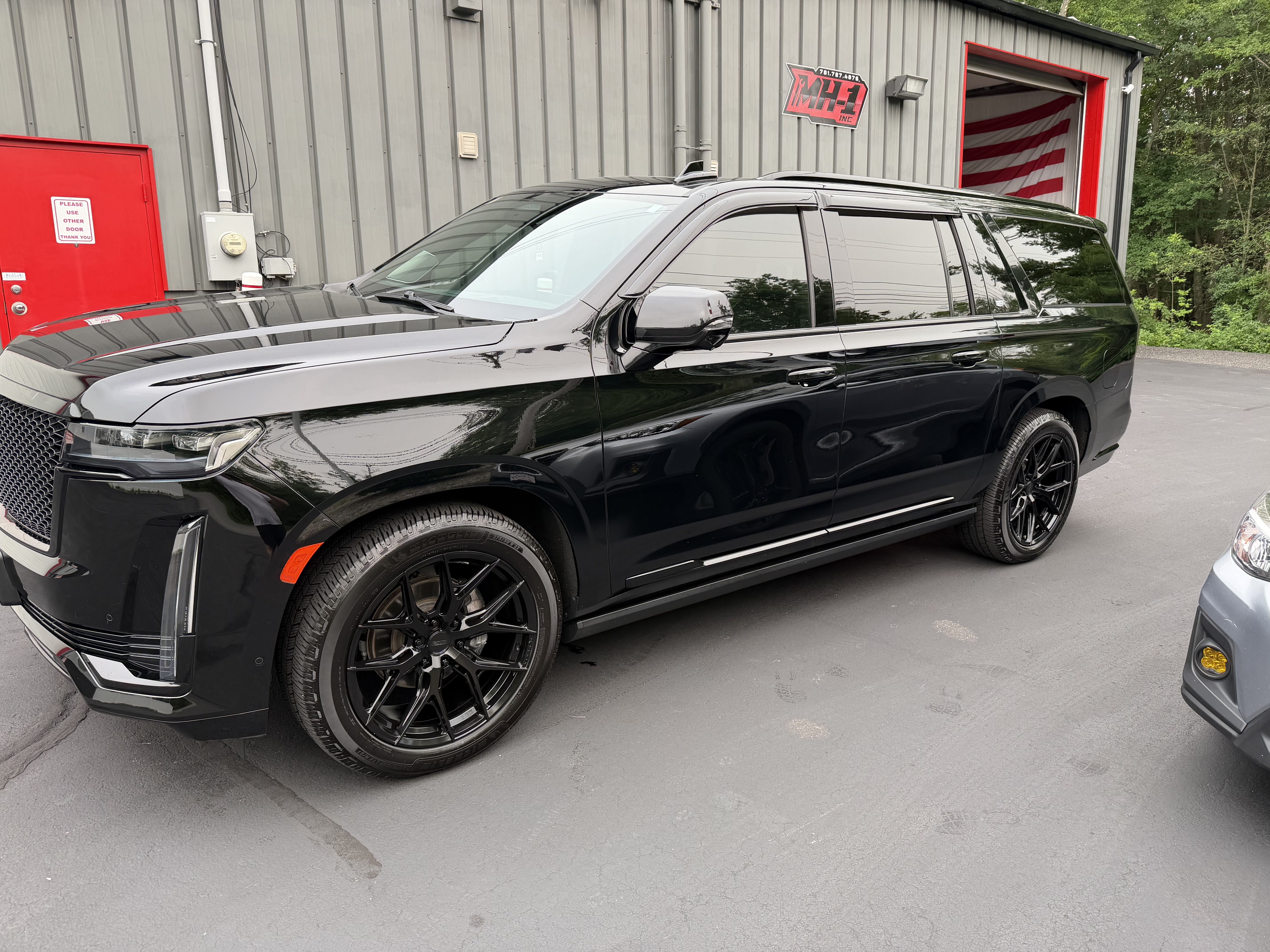 Used 2022 Cadillac Escalade ESV Sport Platinum w/ Heavy-Duty Trailer Package AWD/4WD image 30