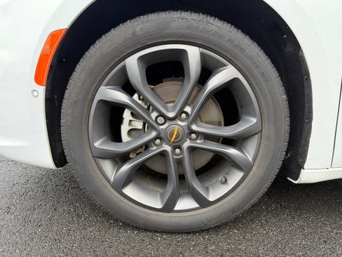 Used 2024 Chrysler Pacifica Touring-L w/ Uconnect Theater Family Group FWD image 29