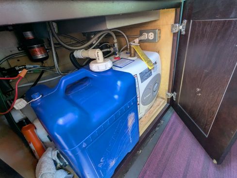 Used 2018 Nissan NV 2500 SV w/ Navigation Package image 10