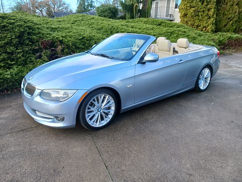 Used 2011 BMW 335i Convertible image 2