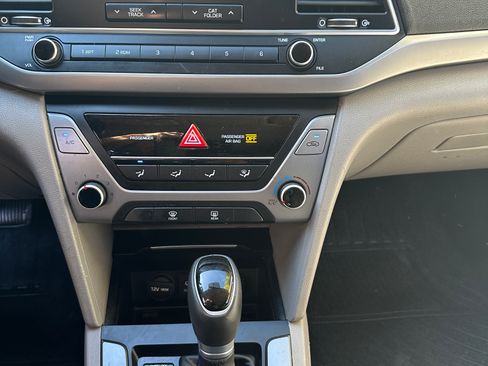 Used 2017 Hyundai Elantra SE image 15