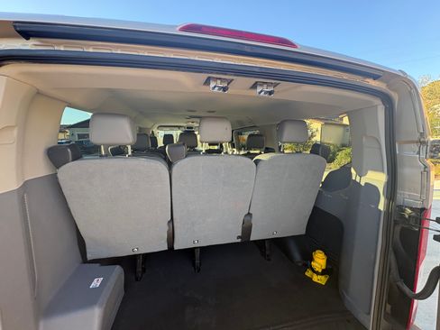 Used 2017 Ford Transit 150 XLT image 4
