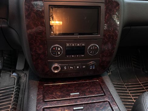 Used 2011 GMC Sierra 2500 Denali w/ Suspension Package, Off-Road AWD/4WD image 13