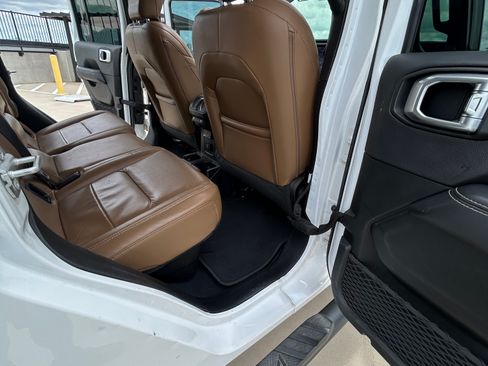Used 2020 Jeep Gladiator Overland AWD/4WD image 6