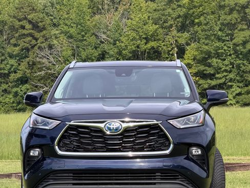 Used 2023 Toyota Highlander Limited AWD/4WD image 2