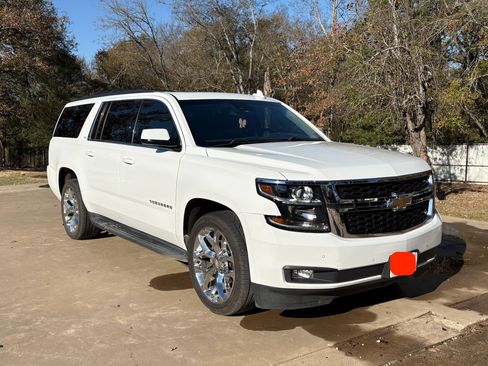 Used 2019 Chevrolet Suburban LT image 9