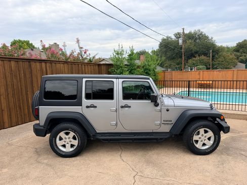 Used 2015 Jeep Wrangler Unlimited Sport w/ Quick Order Package 24S AWD/4WD image 4