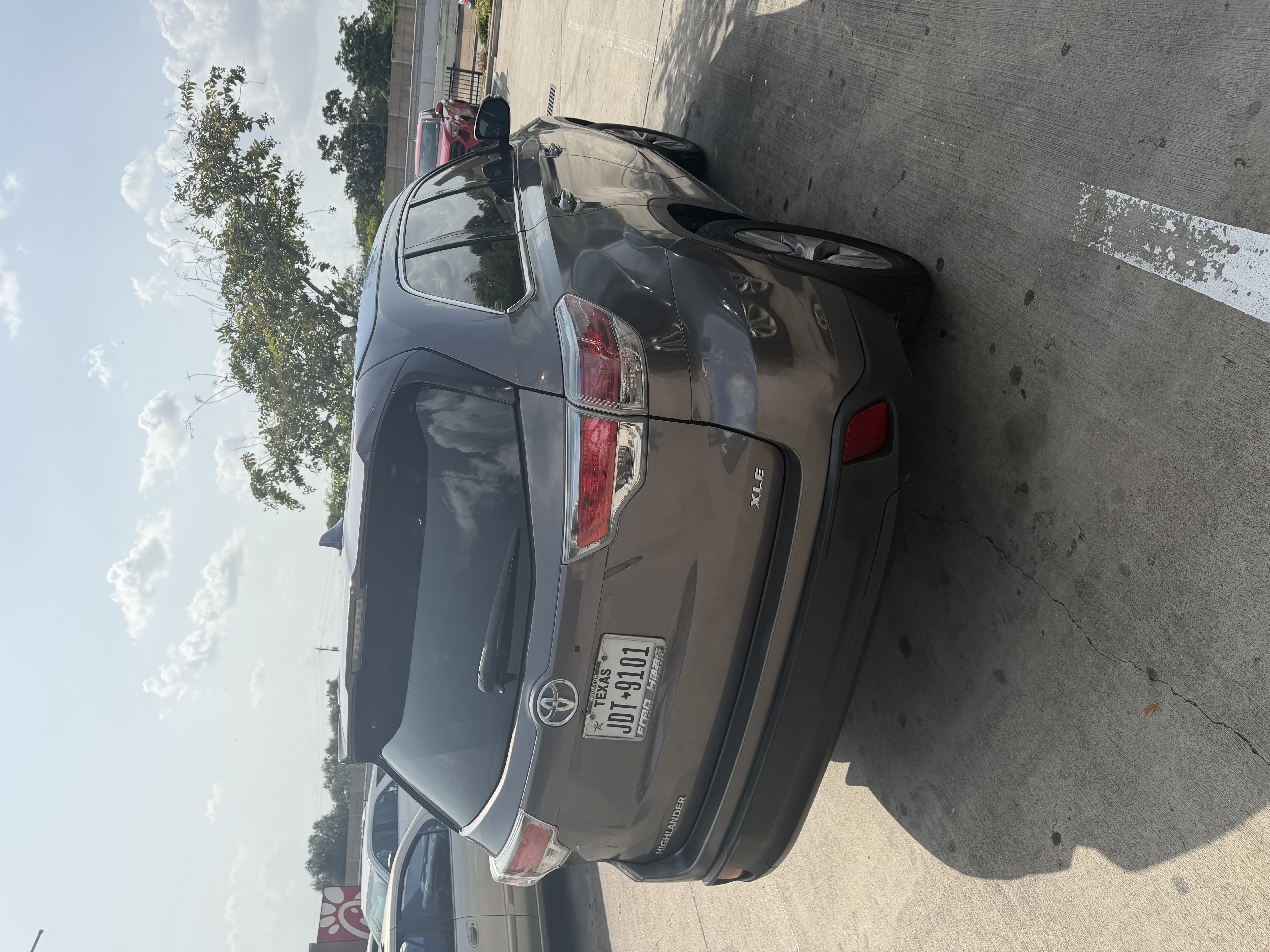 Used 2014 Toyota Highlander XLE FWD image 2
