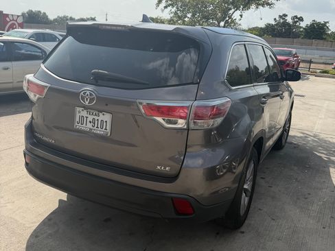 Used 2014 Toyota Highlander XLE FWD image 2