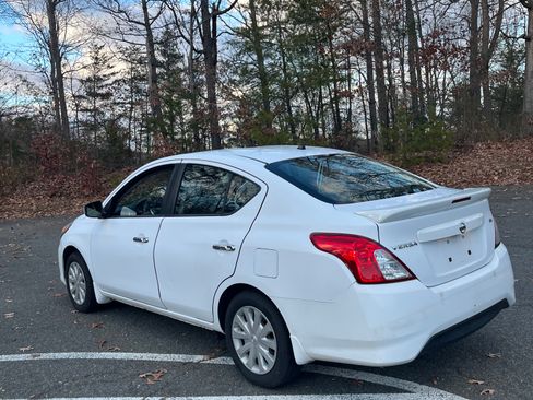 Used 2017 Nissan Versa SV image 4