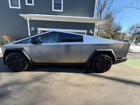 Used 2024 Tesla Cybertruck AWD Crew Cab image 10
