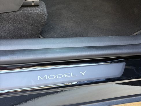 Used 2022 Tesla Model Y Long Range image 15