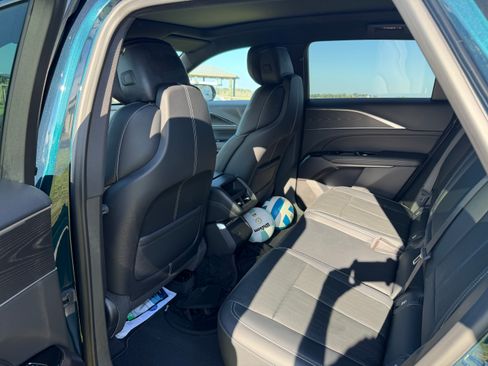 Used 2025 Cadillac Lyriq Luxury RWD image 8
