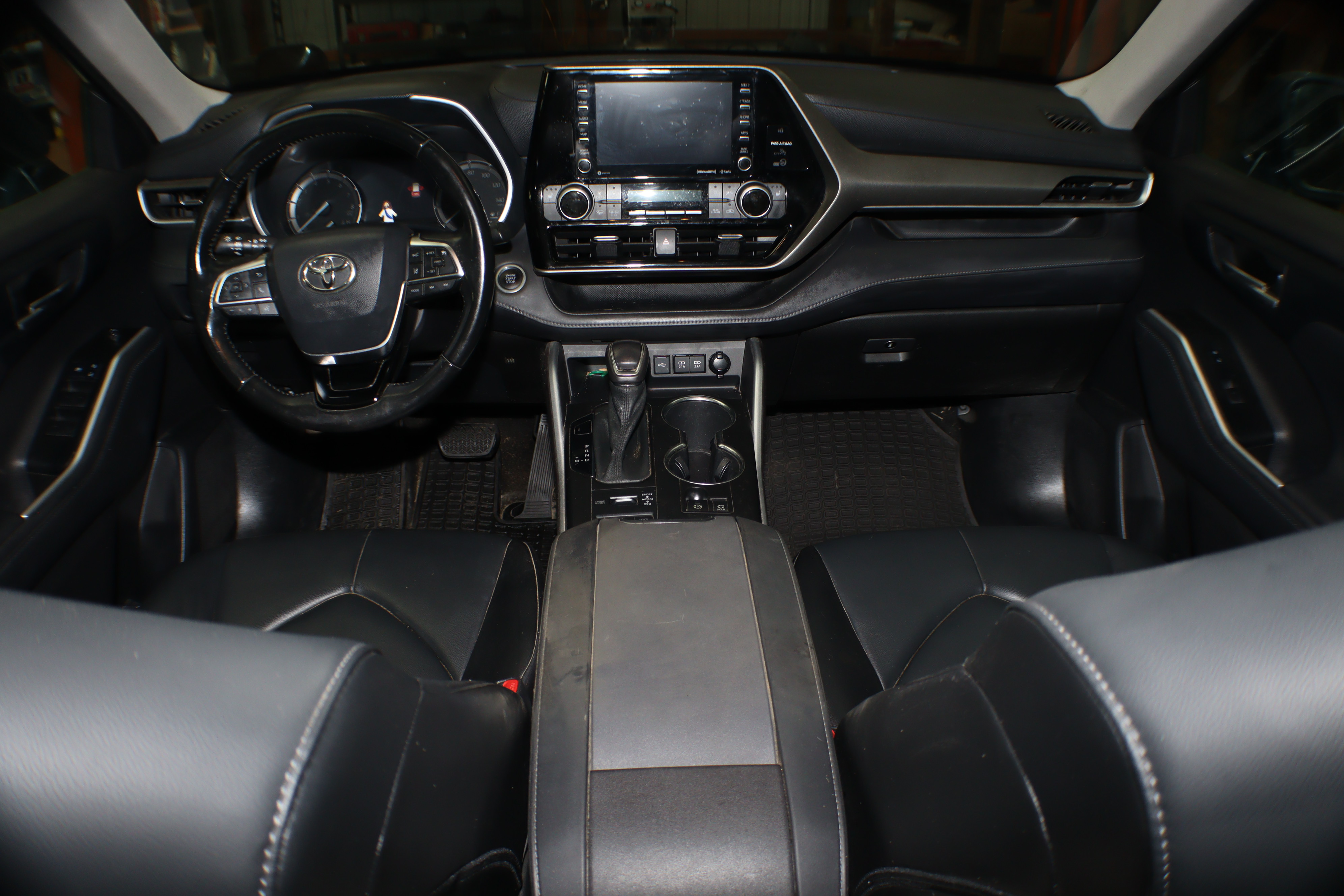 Used 2021 Toyota Highlander XLE AWD/4WD image 2