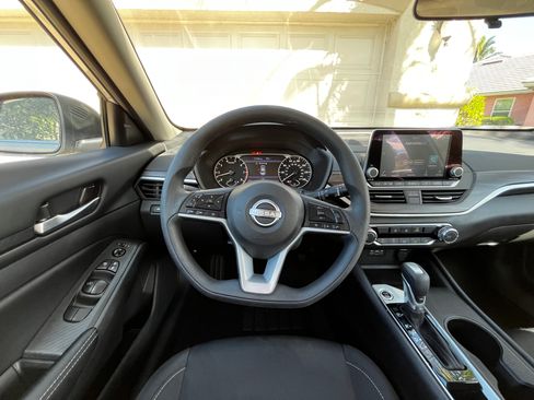 Used 2025 Nissan Altima 2.5 SV image 14